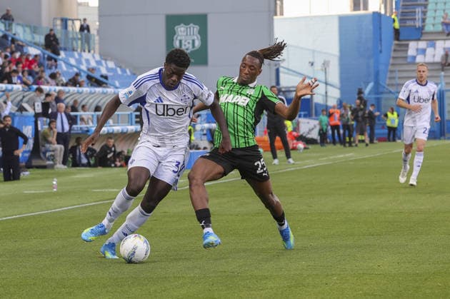 Assane Diao of Como 1907 battle for the ball with Woyo Coulibaly of US Sassuolo. during US Sassuolo vs Como Calcio, 33Â° Serie A Enilive 2025-26 game at Mapei stadium - Citta del tricolore in Reggio Emilia (RE), Italy, on April 17, 2026.  Copyright: xDavidexCasentini IPAxSportx xipa-agency.netx xx IPA_74026272 IPA_Agency_IPA74026272