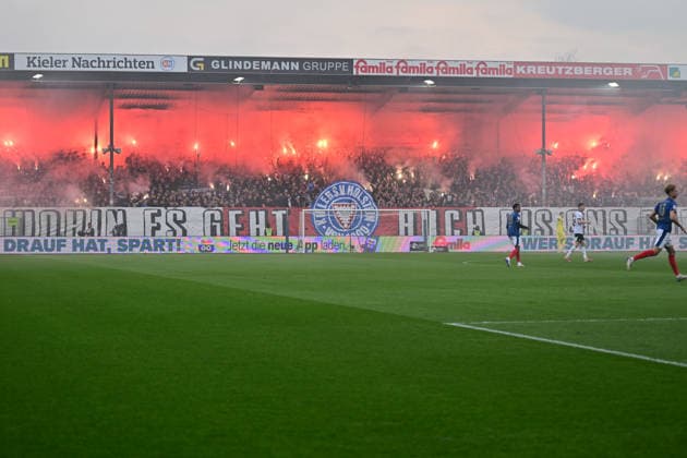 17.04.2026, Fußball, Herren, 2.BL (Bundesliga), Saison 2025 2026, Holstein Kiel - 1. FC Kaiserslautern, 30. Spieltag Holstein Fanblock Choreographie Kiel, Holstein-Stadion Holstein-Stadion Schleswig-Holstein Deutschland