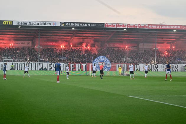 17.04.2026, Fußball, Herren, 2.BL (Bundesliga), Saison 2025 2026, Holstein Kiel - 1. FC Kaiserslautern, 30. Spieltag Holstein Fanblock Choreographie Kiel, Holstein-Stadion Holstein-Stadion Schleswig-Holstein Deutschland