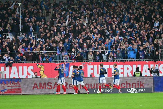 17.04.2026, Fußball, Herren, 2.BL (Bundesliga), Saison 2025 2026, Holstein Kiel - 1. FC Kaiserslautern, 30. Spieltag Torjubel Holstein Kiel Kiel, Holstein-Stadion Holstein-Stadion Schleswig-Holstein Deutschland