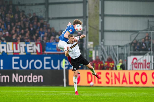 Kopfballduell Luftzweikampf Phil Harres (Holstein Kiel, 19), Fabian Kunze (1. FC Kaiserslautern, 06) GER, Holstein Kiel vs. 1. FC Kaiserslautern, Fussball, 2. Bundesliga, Spieltag 30, Saison 2025 2026, 17.04.2026 DFL REGULATIONS PROHIBIT ANY USE OF PHOTOGRAPHS AS IMAGE SEQUENCES AND OR QUASI-VIDEO GER, Holstein Kiel vs. 1. FC Kaiserslautern, Fussball, 2. Bundesliga, Spieltag 30, Saison 2025 2026, 17.04.2026 Kiel