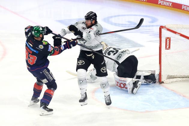 DEU, DEL, 1.EBL, Eisbaeren vs. Koelner Haie, 17.04.2026, Uber-Arena, Berlin, DEU, DEL, 1.EBL, Eisbaeren vs. Koelner Haie, im Bild Andreas Eder (Eisbaeren Berlin 43), JANNE JUVONEN (Koelner Haie 30), Robin van Calster (Koelner Haie 5) *** DEU, DEL, 1 EBL, Eisbaeren vs Koelner Haie, 17 04 2026, Uber Arena, Berlin, DEU, DEL, 1 EBL, Eisbaeren vs Koelner Haie, pictured Andreas Eder Eisbaeren Berlin 43 , JANNE JUVONEN Koelner Haie 30 , Robin van Calster Koelner Haie 5 nordphotoxGmbHx xEngler nph00076
