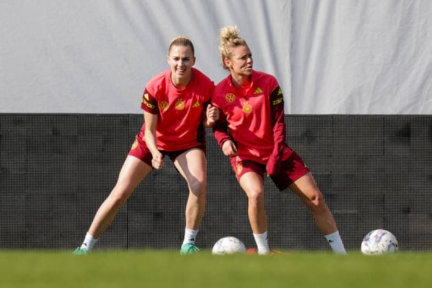 17.04.2026, xgrfx, Fussball DFB-Medientermine, Deutsche Frauennationalmannschaft Training v.l. Laura Freigang, Linda Dallmann (Deutsche Frauennationalmannschaft) (DFL DFB REGULATIONS PROHIBIT ANY USE OF PHOTOGRAPHS as IMAGE SEQUENCES and or QUASI-VIDEO) Ried