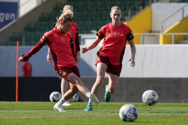 17.04.2026, xgrfx, Fussball DFB-Medientermine, Deutsche Frauennationalmannschaft Training v.l. Linda Dallmann, Laura Freigang (Deutsche Frauennationalmannschaft) (DFL DFB REGULATIONS PROHIBIT ANY USE OF PHOTOGRAPHS as IMAGE SEQUENCES and or QUASI-VIDEO) Ried