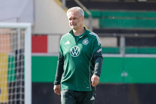 17.04.2026, xgrfx, Fussball DFB-Medientermine, Deutsche Frauennationalmannschaft Training v.l. Christian Wück (Deutsche Frauennationalmannschaft) (DFL DFB REGULATIONS PROHIBIT ANY USE OF PHOTOGRAPHS as IMAGE SEQUENCES and or QUASI-VIDEO) Ried