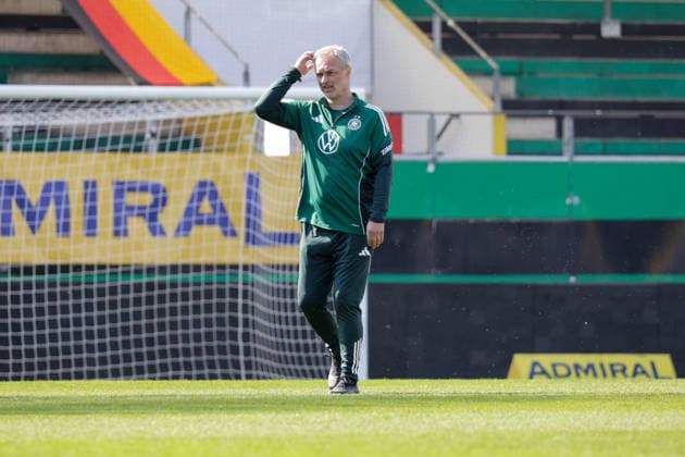 17.04.2026, xgrfx, Fussball DFB-Medientermine, Deutsche Frauennationalmannschaft Training v.l. Christian Wück (Deutsche Frauennationalmannschaft) (DFL DFB REGULATIONS PROHIBIT ANY USE OF PHOTOGRAPHS as IMAGE SEQUENCES and or QUASI-VIDEO) Ried