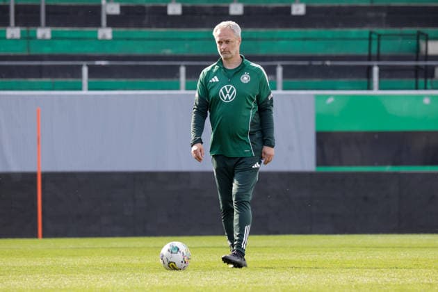 17.04.2026, xgrfx, Fussball DFB-Medientermine, Deutsche Frauennationalmannschaft Training v.l. Christian Wück (Deutsche Frauennationalmannschaft) (DFL DFB REGULATIONS PROHIBIT ANY USE OF PHOTOGRAPHS as IMAGE SEQUENCES and or QUASI-VIDEO) Ried