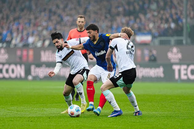 Jean Zimmer (1. FC Kaiserslautern, 08), Umut Tohumcu (Holstein Kiel, 08), Mika Haas (1. FC Kaiserslautern, 22) GER, Holstein Kiel vs. 1. FC Kaiserslautern, Fussball, 2. Bundesliga, Spieltag 30, Saison 2025 2026, 17.04.2026 DFL REGULATIONS PROHIBIT ANY USE OF PHOTOGRAPHS AS IMAGE SEQUENCES AND OR QUASI-VIDEO GER, Holstein Kiel vs. 1. FC Kaiserslautern, Fussball, 2. Bundesliga, Spieltag 30, Saison 2025 2026, 17.04.2026 Kiel