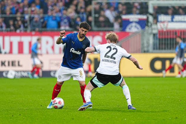 Umut Tohumcu (Holstein Kiel, 08), Mika Haas (1. FC Kaiserslautern, 22) GER, Holstein Kiel vs. 1. FC Kaiserslautern, Fussball, 2. Bundesliga, Spieltag 30, Saison 2025 2026, 17.04.2026 DFL REGULATIONS PROHIBIT ANY USE OF PHOTOGRAPHS AS IMAGE SEQUENCES AND OR QUASI-VIDEO GER, Holstein Kiel vs. 1. FC Kaiserslautern, Fussball, 2. Bundesliga, Spieltag 30, Saison 2025 2026, 17.04.2026 Kiel