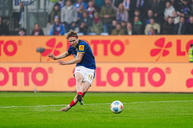 Torschuss Torchance Jonas Therkelsen (Holstein Kiel, 10) GER, Holstein Kiel vs. 1. FC Kaiserslautern, Fussball, 2. Bundesliga, Spieltag 30, Saison 2025 2026, 17.04.2026 DFL REGULATIONS PROHIBIT ANY USE OF PHOTOGRAPHS AS IMAGE SEQUENCES AND OR QUASI-VIDEO GER, Holstein Kiel vs. 1. FC Kaiserslautern, Fussball, 2. Bundesliga, Spieltag 30, Saison 2025 2026, 17.04.2026 Kiel