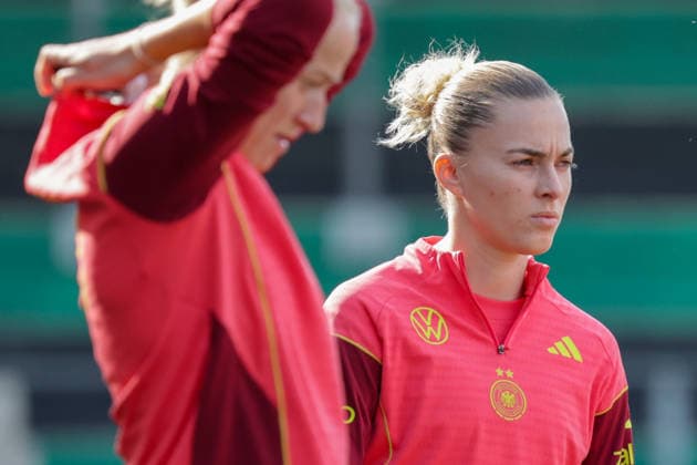 17.04.2026, xgrfx, Fussball DFB-Medientermine, Deutsche Frauennationalmannschaft Training v.l. Laura Freigang (Deutsche Frauennationalmannschaft) (DFL DFB REGULATIONS PROHIBIT ANY USE OF PHOTOGRAPHS as IMAGE SEQUENCES and or QUASI-VIDEO) Ried