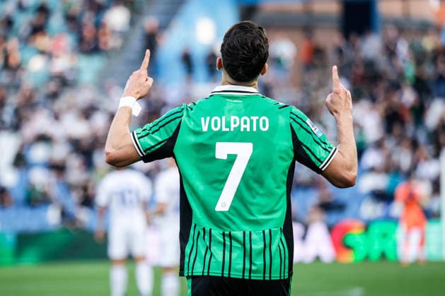 Cristian Volpato (Sassuolo) celebrates after scoring the gol of 1-0 during the italian soccer Serie A match US Sassuolo vs Como 1907 at Mapei Stadium in Reggio Emilia, Italy on April 17, 2026 during US Sassuolo vs Como 1907, Italian soccer Serie A match in Reggio Emilia, Italy, April 17 2026  Copyright: xLucaxDiliberto IPAxSportx xipa-agency.netx xx IPA_74026792 IPA_Agency_IPA74026792