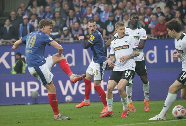 torschuss Phil Harres (Holstein Kiel) Fussball, Herren, Saison 2025 2026, 2.BL, Holstein Stadion, Holstein Kiel gegen 1.FC Kaiserslautern DFL REGULATIONS PROHIBIT ANY USE OF PHOTOGRAPHS AS IMAGE SEQUENCES AND OR QUASI-VIDEO.