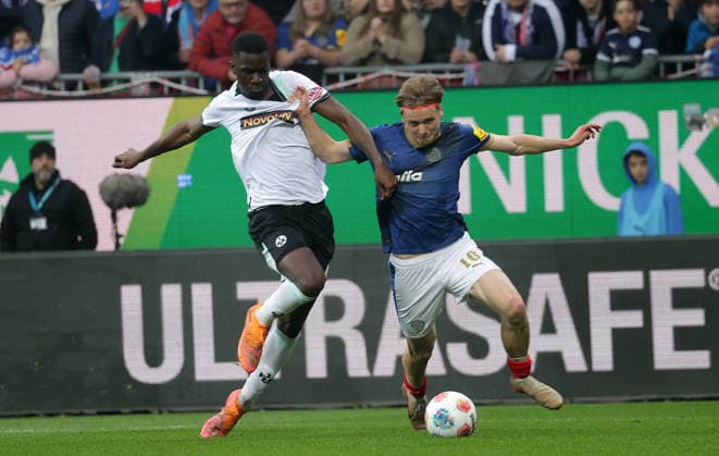 Maxwell Gyamfi (1. FC Kaiserslautern), Jonas Therkelsen (Holstein Kiel) Fussball, Herren, Saison 2025 2026, 2.BL, Holstein Stadion, Holstein Kiel gegen 1.FC Kaiserslautern DFL REGULATIONS PROHIBIT ANY USE OF PHOTOGRAPHS AS IMAGE SEQUENCES AND OR QUASI-VIDEO.