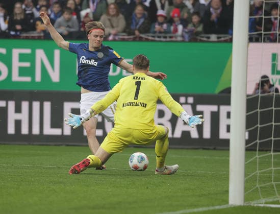 Mahir Emreli (1. FC Kaiserslautern) scheitert an Torhueter Julian Krahl (1. FC Kaiserslautern) Fussball, Herren, Saison 2025 2026, 2.BL, Holstein Stadion, Holstein Kiel gegen 1.FC Kaiserslautern DFL REGULATIONS PROHIBIT ANY USE OF PHOTOGRAPHS AS IMAGE SEQUENCES AND OR QUASI-VIDEO.