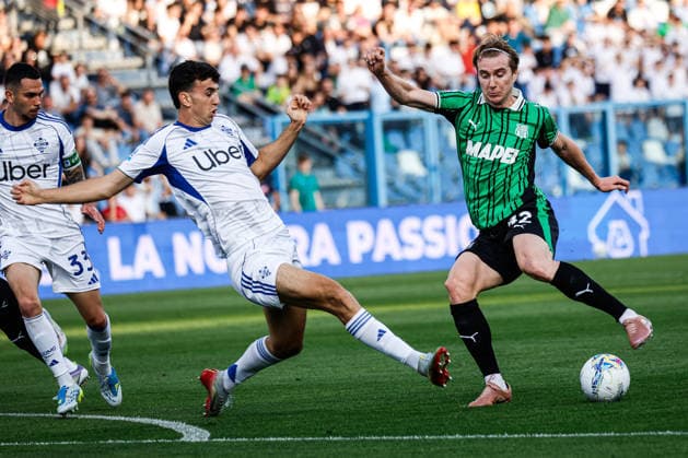 Kristian Thorstvedt (Sassuolo) and Jacobo Ramon (Como) during the italian soccer Serie A match US Sassuolo vs Como 1907 at Mapei Stadium in Reggio Emilia, Italy on April 17, 2026 during US Sassuolo vs Como 1907, Italian soccer Serie A match in Reggio Emilia, Italy, April 17 2026  Copyright: xLucaxDiliberto IPAxSportx xipa-agency.netx xx IPA_74026854 IPA_Agency_IPA74026854