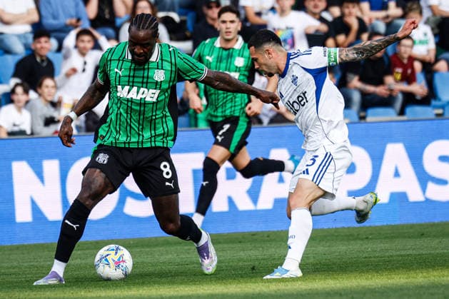 M Bala Nzola (Sassuolo) and Lucas Da Cunha (Como) during the italian soccer Serie A match US Sassuolo vs Como 1907 at Mapei Stadium in Reggio Emilia, Italy on April 17, 2026 during US Sassuolo vs Como 1907, Italian soccer Serie A match in Reggio Emilia, Italy, April 17 2026  Copyright: xLucaxDiliberto IPAxSportx xipa-agency.netx xx IPA_74026857 IPA_Agency_IPA74026857