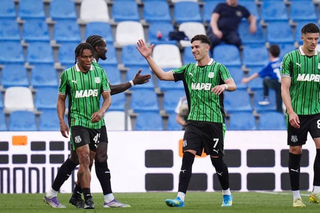 Sassuolo™s Cristian Volpato celebrates with Sassuolo™s MBala Nzola after scoring the 1-0 goal for his team during the Serie A soccer match between Sassuolo and Como at the Mapei Stadium CittÃ del Tricolore in Reggio Emilia, north Italy - Friday, April 17, 2026 - - Soccer -  Copyright: xMassimoxPaolone LaPressex