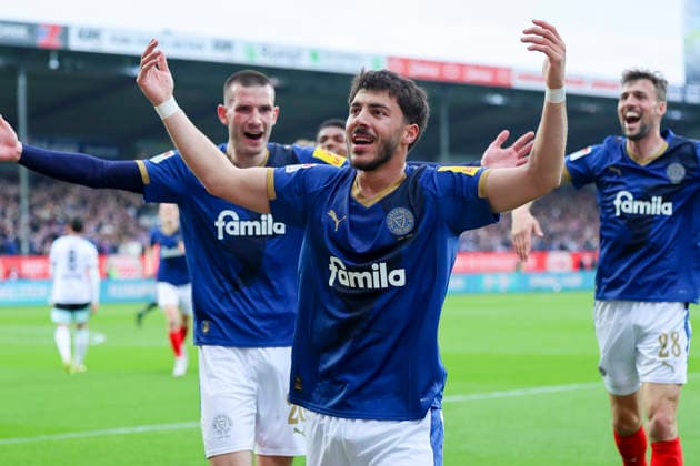 Umut Tohumcu (Holstein Kiel) bejubelt seinen Treffer zum 1:0, 2. Bundesliga, Holstein Kiel v 1. FC Kaiserslautern, Holstein-Stadion am 17. April 2026 in Kiel, Deutschland. (Foto von Marco Steinbrenner DeFodi Images) Umut Tohumcu (Holstein Kiel) celebrates after scoring his teams first goal, 2. Bundesliga, Holstein Kiel v 1. FC Kaiserslautern, Holstein-Stadion, April 17, 2026 in Kiel, Germany. (Photo by Marco Steinbrenner DeFodi Images) -