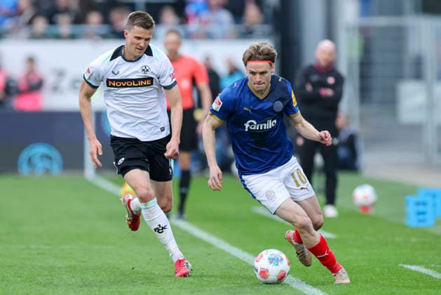 Fabian Kunze (1. FC Kaiserslautern) und Jonas Therkelsen (Holstein Kiel) kaempfen um den Ball, 2. Bundesliga, Holstein Kiel v 1. FC Kaiserslautern, Holstein-Stadion am 17. April 2026 in Kiel, Deutschland. (Foto von Marco Steinbrenner DeFodi Images) Fabian Kunze (1. FC Kaiserslautern) und Jonas Therkelsen (Holstein Kiel) battle for the ball, 2. Bundesliga, Holstein Kiel v 1. FC Kaiserslautern, Holstein-Stadion, April 17, 2026 in Kiel, Germany. (Photo by Marco Steinbrenner DeFodi Images) -