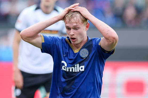 Kasper Davidsen (Holstein Kiel) schaut enttaeuscht, 2. Bundesliga, Holstein Kiel v 1. FC Kaiserslautern, Holstein-Stadion am 17. April 2026 in Kiel, Deutschland. (Foto von Marco Steinbrenner DeFodi Images) Kasper Davidsen (Holstein Kiel) looks dejected, 2. Bundesliga, Holstein Kiel v 1. FC Kaiserslautern, Holstein-Stadion, April 17, 2026 in Kiel, Germany. (Photo by Marco Steinbrenner DeFodi Images) -