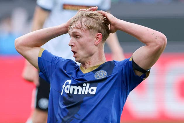Kasper Davidsen (Holstein Kiel) schaut enttaeuscht, 2. Bundesliga, Holstein Kiel v 1. FC Kaiserslautern, Holstein-Stadion am 17. April 2026 in Kiel, Deutschland. (Foto von Marco Steinbrenner DeFodi Images) Kasper Davidsen (Holstein Kiel) looks dejected, 2. Bundesliga, Holstein Kiel v 1. FC Kaiserslautern, Holstein-Stadion, April 17, 2026 in Kiel, Germany. (Photo by Marco Steinbrenner DeFodi Images) -