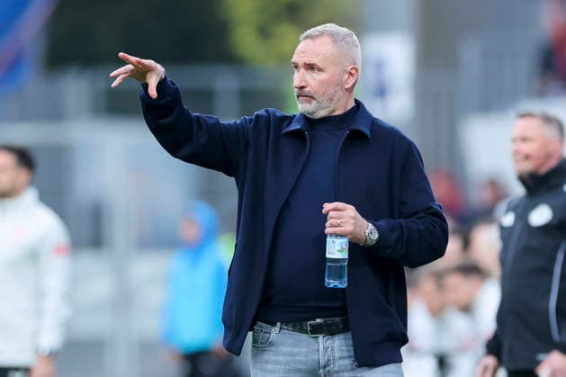 Trainer Tim Walter (Holstein Kiel) gestikuliert, 2. Bundesliga, Holstein Kiel v 1. FC Kaiserslautern, Holstein-Stadion am 17. April 2026 in Kiel, Deutschland. (Foto von Marco Steinbrenner DeFodi Images) Trainer Tim Walter (Holstein Kiel) gestures, 2. Bundesliga, Holstein Kiel v 1. FC Kaiserslautern, Holstein-Stadion, April 17, 2026 in Kiel, Germany. (Photo by Marco Steinbrenner DeFodi Images) -