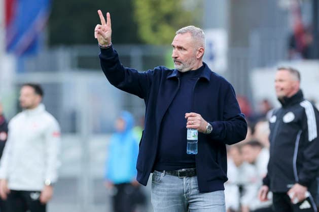 Trainer Tim Walter (Holstein Kiel) gestikuliert, 2. Bundesliga, Holstein Kiel v 1. FC Kaiserslautern, Holstein-Stadion am 17. April 2026 in Kiel, Deutschland. (Foto von Marco Steinbrenner DeFodi Images) Trainer Tim Walter (Holstein Kiel) gestures, 2. Bundesliga, Holstein Kiel v 1. FC Kaiserslautern, Holstein-Stadion, April 17, 2026 in Kiel, Germany. (Photo by Marco Steinbrenner DeFodi Images) -