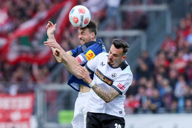 Jonas Meffert (Holstein Kiel) und Mergim Berisha (1. FC Kaiserslautern) kaempfen um den Ball, 2. Bundesliga, Holstein Kiel v 1. FC Kaiserslautern, Holstein-Stadion am 17. April 2026 in Kiel, Deutschland. (Foto von Marco Steinbrenner DeFodi Images) Jonas Meffert (Holstein Kiel) und Mergim Berisha (1. FC Kaiserslautern) battle for the ball, 2. Bundesliga, Holstein Kiel v 1. FC Kaiserslautern, Holstein-Stadion, April 17, 2026 in Kiel, Germany. (Photo by Marco Steinbrenner DeFodi Images) -