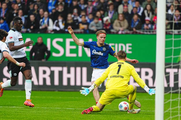 Torschuss Torchance Jonas Therkelsen (Holstein Kiel, 10) GER, Holstein Kiel vs. 1. FC Kaiserslautern, Fussball, 2. Bundesliga, Spieltag 30, Saison 2025 2026, 17.04.2026 DFL REGULATIONS PROHIBIT ANY USE OF PHOTOGRAPHS AS IMAGE SEQUENCES AND OR QUASI-VIDEO GER, Holstein Kiel vs. 1. FC Kaiserslautern, Fussball, 2. Bundesliga, Spieltag 30, Saison 2025 2026, 17.04.2026 Kiel