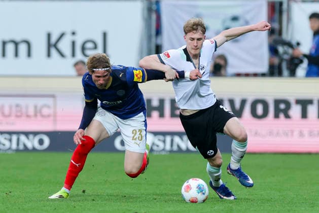 Lasse Rosenboom (Holstein Kiel) und Mika Haas (1. FC Kaiserslautern) kaempfen um den Ball, 2. Bundesliga, Holstein Kiel v 1. FC Kaiserslautern, Holstein-Stadion am 17. April 2026 in Kiel, Deutschland. (Foto von Marco Steinbrenner DeFodi Images) Lasse Rosenboom (Holstein Kiel) und Mika Haas (1. FC Kaiserslautern) battle for the ball, 2. Bundesliga, Holstein Kiel v 1. FC Kaiserslautern, Holstein-Stadion, April 17, 2026 in Kiel, Germany. (Photo by Marco Steinbrenner DeFodi Images) -