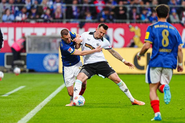 Ivan Nekic (Holstein Kiel, 13), Mergim Berisha (1. FC Kaiserslautern, 20) GER, Holstein Kiel vs. 1. FC Kaiserslautern, Fussball, 2. Bundesliga, Spieltag 30, Saison 2025 2026, 17.04.2026 DFL REGULATIONS PROHIBIT ANY USE OF PHOTOGRAPHS AS IMAGE SEQUENCES AND OR QUASI-VIDEO GER, Holstein Kiel vs. 1. FC Kaiserslautern, Fussball, 2. Bundesliga, Spieltag 30, Saison 2025 2026, 17.04.2026 Kiel