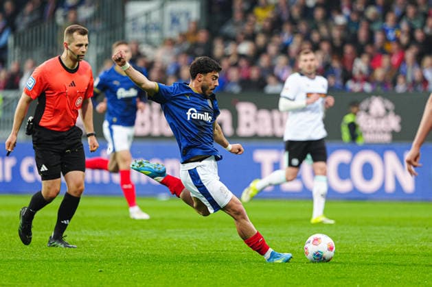 Torschuss Torchance Umut Tohumcu (Holstein Kiel, 08) GER, Holstein Kiel vs. 1. FC Kaiserslautern, Fussball, 2. Bundesliga, Spieltag 30, Saison 2025 2026, 17.04.2026 DFL REGULATIONS PROHIBIT ANY USE OF PHOTOGRAPHS AS IMAGE SEQUENCES AND OR QUASI-VIDEO GER, Holstein Kiel vs. 1. FC Kaiserslautern, Fussball, 2. Bundesliga, Spieltag 30, Saison 2025 2026, 17.04.2026 Kiel