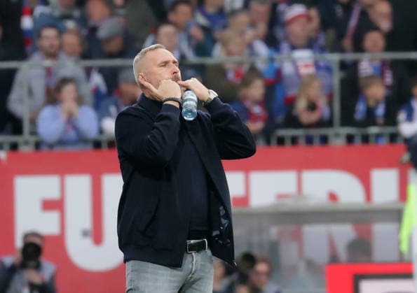 Trainer Tim Walter (Holstein Kiel) Fussball, Herren, Saison 2025 2026, 2.BL, Holstein Stadion, Holstein Kiel gegen 1.FC Kaiserslautern DFL REGULATIONS PROHIBIT ANY USE OF PHOTOGRAPHS AS IMAGE SEQUENCES AND OR QUASI-VIDEO.