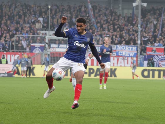 Ikem Ugoh (Holstein Kiel) Fussball, Herren, Saison 2025 2026, 2.BL, Holstein Stadion, Holstein Kiel gegen 1.FC Kaiserslautern DFL REGULATIONS PROHIBIT ANY USE OF PHOTOGRAPHS AS IMAGE SEQUENCES AND OR QUASI-VIDEO.