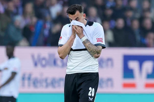 Mergim Berisha (1. FC Kaiserslautern) schaut enttaeuscht, 2. Bundesliga, Holstein Kiel v 1. FC Kaiserslautern, Holstein-Stadion am 17. April 2026 in Kiel, Deutschland. (Foto von Marco Steinbrenner DeFodi Images) Mergim Berisha (1. FC Kaiserslautern) looks dejected, 2. Bundesliga, Holstein Kiel v 1. FC Kaiserslautern, Holstein-Stadion, April 17, 2026 in Kiel, Germany. (Photo by Marco Steinbrenner DeFodi Images) -