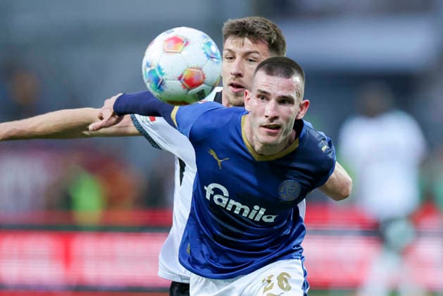 Daniel Hanslik (1. FC Kaiserslautern) und David Zec (Holstein Kiel) kaempfen um den Ball, 2. Bundesliga, Holstein Kiel v 1. FC Kaiserslautern, Holstein-Stadion am 17. April 2026 in Kiel, Deutschland. (Foto von Marco Steinbrenner DeFodi Images) Daniel Hanslik (1. FC Kaiserslautern) und David Zec (Holstein Kiel) battle for the ball, 2. Bundesliga, Holstein Kiel v 1. FC Kaiserslautern, Holstein-Stadion, April 17, 2026 in Kiel, Germany. (Photo by Marco Steinbrenner DeFodi Images) -