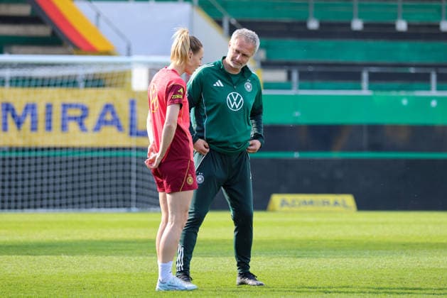 Ried im Innkreis, Österreich 17. April 2026: Vorbereitung auf das Frauen WM-Qualifikationsspiel Österreich vs. Deutschland - Abschlusstraining Im Bild: v.li. Sarai Linder (Deutschland) und Bundestrainer Christian Wück Wueck (Deutschland) Copyright: HMBxMedia MadeleinexFantini