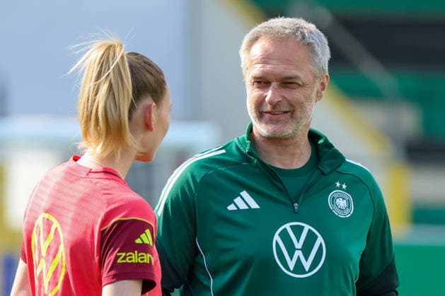 Ried im Innkreis, Österreich 17. April 2026: Vorbereitung auf das Frauen WM-Qualifikationsspiel Österreich vs. Deutschland - Abschlusstraining Im Bild: v.li. Sarai Linder (Deutschland) und Bundestrainer Christian Wück Wueck (Deutschland) Copyright: HMBxMedia MadeleinexFantini