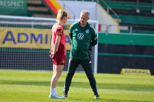 Ried im Innkreis, Österreich 17. April 2026: Vorbereitung auf das Frauen WM-Qualifikationsspiel Österreich vs. Deutschland - Abschlusstraining Im Bild: v.li. Sarai Linder (Deutschland) und Bundestrainer Christian Wück Wueck (Deutschland) Copyright: HMBxMedia MadeleinexFantini
