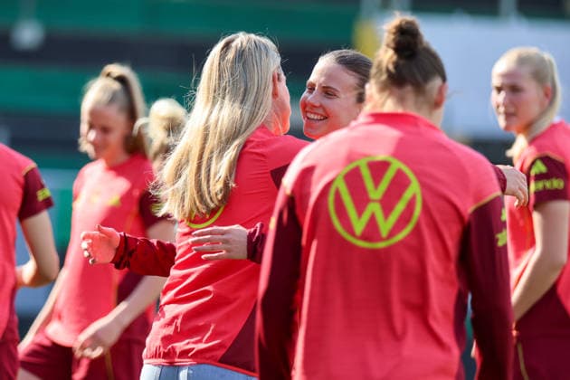 Ried im Innkreis, Österreich 17. April 2026: Vorbereitung auf das Frauen WM-Qualifikationsspiel Österreich vs. Deutschland - Abschlusstraining Im Bild: v.li. DFB Sportdirektorin Nia Künzer Kuenzer (DFB) umarmt die nachnominierte Sarah Mattner-Trembleau (Deutschland) Copyright: HMBxMedia MadeleinexFantini