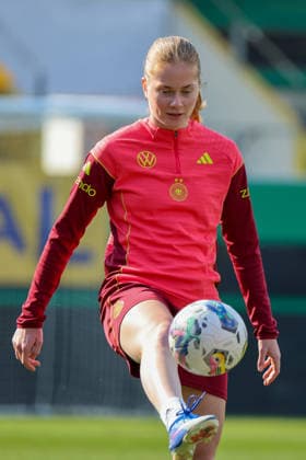 Ried im Innkreis, Österreich 17. April 2026: Vorbereitung auf das Frauen WM-Qualifikationsspiel Österreich vs. Deutschland - Abschlusstraining Im Bild: Sjoeke Nüsken Nuesken (Deutschland) Copyright: HMBxMedia MadeleinexFantini
