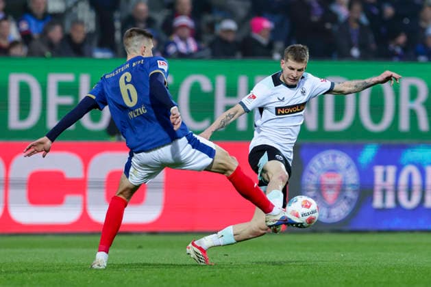 Marko Ivezic (Holstein Kiel) und Paul Joly (1. FC Kaiserslautern) kaempfen um den Ball, 2. Bundesliga, Holstein Kiel v 1. FC Kaiserslautern, Holstein-Stadion am 17. April 2026 in Kiel, Deutschland. (Foto von Marco Steinbrenner DeFodi Images) Marko Ivezic (Holstein Kiel) und Paul Joly (1. FC Kaiserslautern) battle for the ball, 2. Bundesliga, Holstein Kiel v 1. FC Kaiserslautern, Holstein-Stadion, April 17, 2026 in Kiel, Germany. (Photo by Marco Steinbrenner DeFodi Images) -