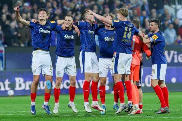 Die Spieler des KSV Holstein Kiel bejubeln vor der Fankurve den 3:0 Heimsieg, 2. Bundesliga, Holstein Kiel v 1. FC Kaiserslautern, Holstein-Stadion am 17. April 2026 in Kiel, Deutschland. (Foto von Marco Steinbrenner DeFodi Images) The KSV Holstein Kiel players celebrate their 3-0 home win in front of the supporters stand, 2. Bundesliga, Holstein Kiel v 1. FC Kaiserslautern, Holstein-Stadion, April 17, 2026 in Kiel, Germany. (Photo by Marco Steinbrenner DeFodi Images) -