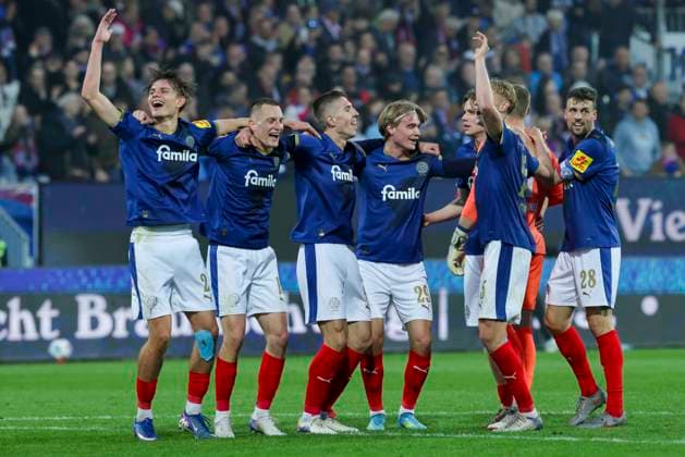 Die Spieler des KSV Holstein Kiel bejubeln vor der Fankurve den 3:0 Heimsieg, 2. Bundesliga, Holstein Kiel v 1. FC Kaiserslautern, Holstein-Stadion am 17. April 2026 in Kiel, Deutschland. (Foto von Marco Steinbrenner DeFodi Images) The KSV Holstein Kiel players celebrate their 3-0 home win in front of the supporters stand, 2. Bundesliga, Holstein Kiel v 1. FC Kaiserslautern, Holstein-Stadion, April 17, 2026 in Kiel, Germany. (Photo by Marco Steinbrenner DeFodi Images) -