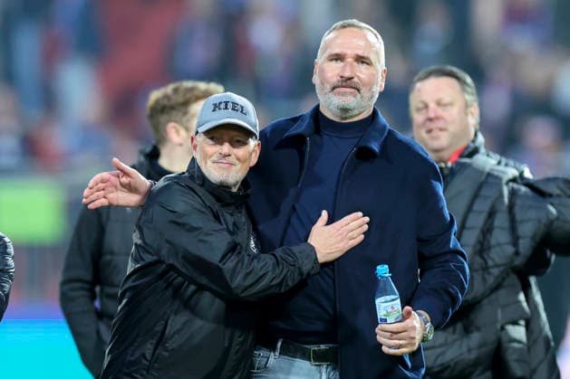 Co-Trainer Dirk Bremser (Holstein Kiel) und Trainer Tim Walter (Holstein Kiel) jubeln, 2. Bundesliga, Holstein Kiel v 1. FC Kaiserslautern, Holstein-Stadion am 17. April 2026 in Kiel, Deutschland. (Foto von Marco Steinbrenner DeFodi Images) Co-Trainer Dirk Bremser (Holstein Kiel) und Trainer Tim Walter (Holstein Kiel) cheer, 2. Bundesliga, Holstein Kiel v 1. FC Kaiserslautern, Holstein-Stadion, April 17, 2026 in Kiel, Germany. (Photo by Marco Steinbrenner DeFodi Images) -