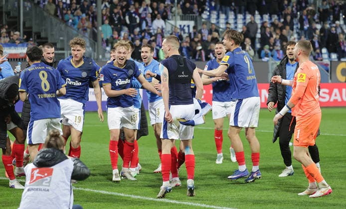 Kasper Davidsen (Holstein Kiel) und Team feiern den Sieg Fussball, Herren, Saison 2025 2026, 2.BL, Holstein Stadion, Holstein Kiel gegen 1.FC Kaiserslautern, 3-0 DFL REGULATIONS PROHIBIT ANY USE OF PHOTOGRAPHS AS IMAGE SEQUENCES AND OR QUASI-VIDEO.