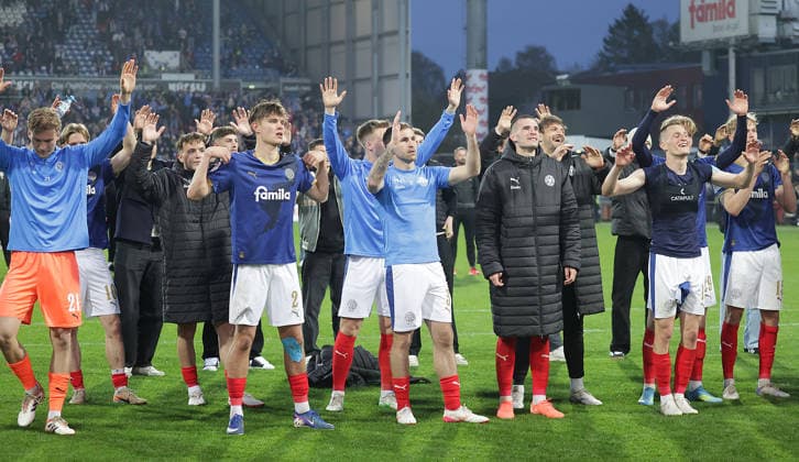 Marco Komenda (Holstein Kiel) und Team feiern den Sieg Fussball, Herren, Saison 2025 2026, 2.BL, Holstein Stadion, Holstein Kiel gegen 1.FC Kaiserslautern, 3-0 DFL REGULATIONS PROHIBIT ANY USE OF PHOTOGRAPHS AS IMAGE SEQUENCES AND OR QUASI-VIDEO.