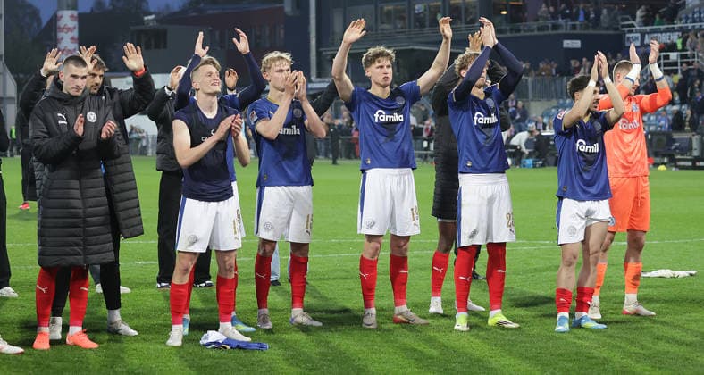 Phil Harres (Holstein Kiel) und Geam feiert den Sieg mit den Fans Fussball, Herren, Saison 2025 2026, 2.BL, Holstein Stadion, Holstein Kiel gegen 1.FC Kaiserslautern, 3-0 DFL REGULATIONS PROHIBIT ANY USE OF PHOTOGRAPHS AS IMAGE SEQUENCES AND OR QUASI-VIDEO.