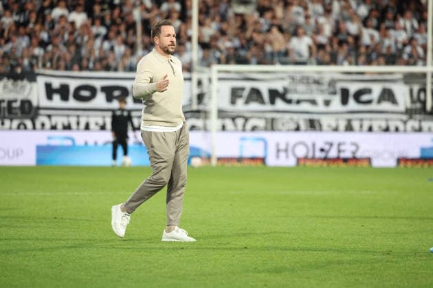 17.04.2026, xrekx, Fussball 2.Bundesliga, SV Elversberg - Karlsruher SC v.l. Christian Weber Sportdirektor (SV 07 Elversberg) Mannschaft, Spieler, jubeln nach Spielende, Team, Player, celebrate at the end of the match (DFL DFB REGULATIONS PROHIBIT ANY USE OF PHOTOGRAPHS as IMAGE SEQUENCES and or QUASI-VIDEO) Elversberg